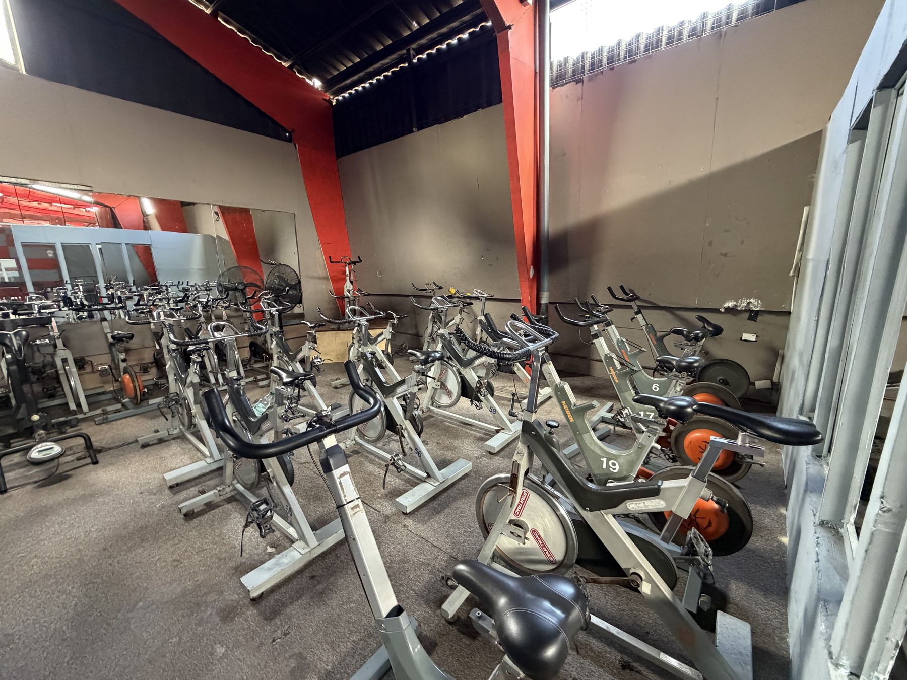 Bicicletas de spinning frente al espejo